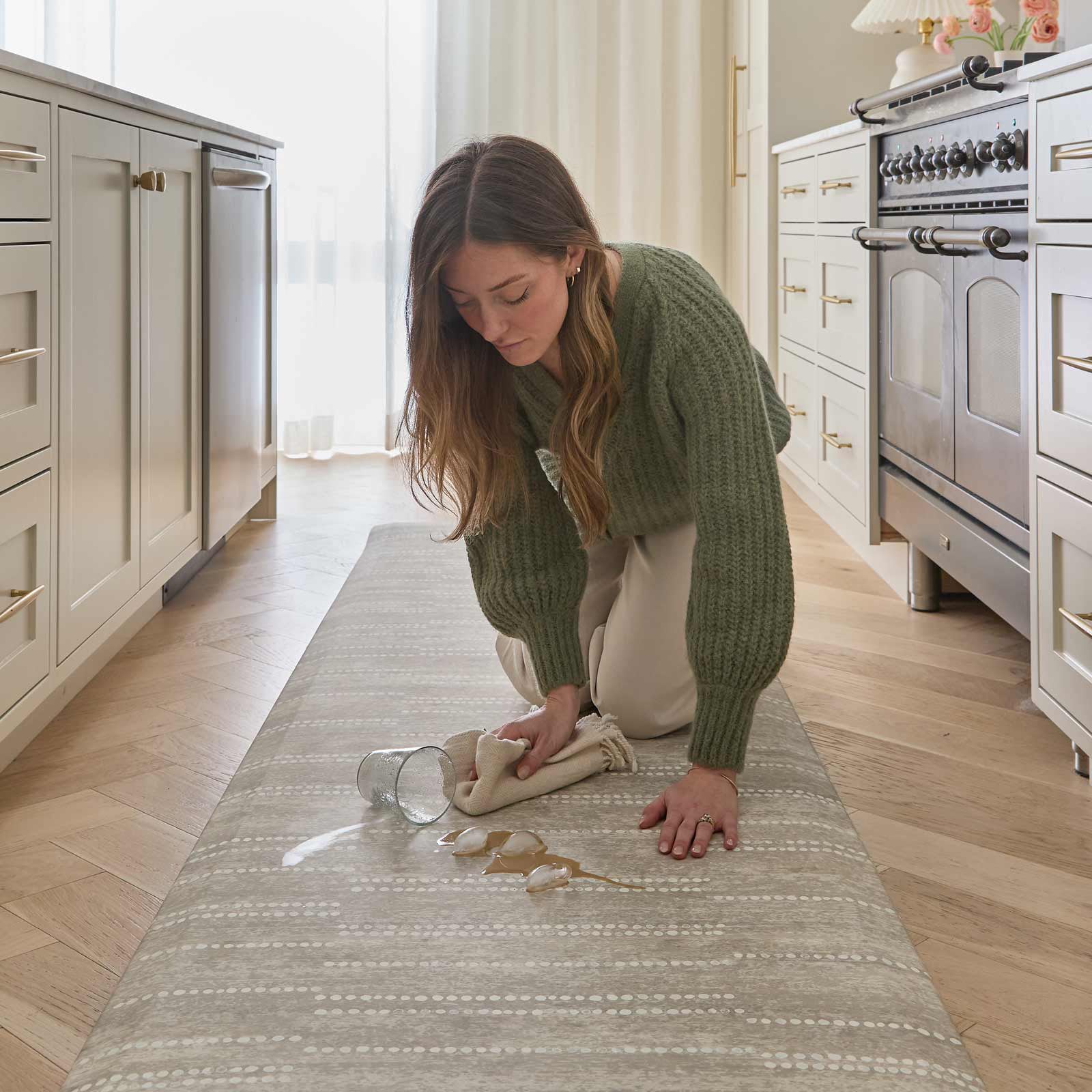 
Easy Wipe Clean Surface
Spill Proof
Unlike fabric alternatives, there’s no need to launder these mats. Instead, wipe clean with your favorite all purpose cleaner or mild dish soap and dry with a cloth.
